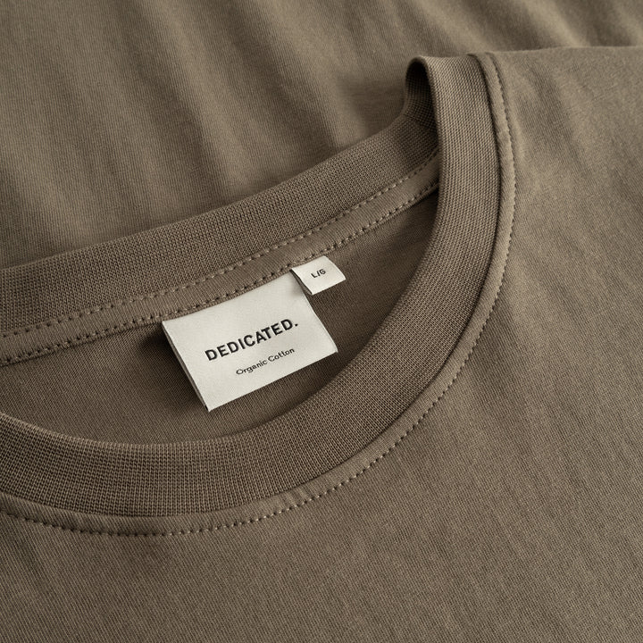 T-Shirt Stockholm Perch Emb von Dedicated, Detail Kragen
