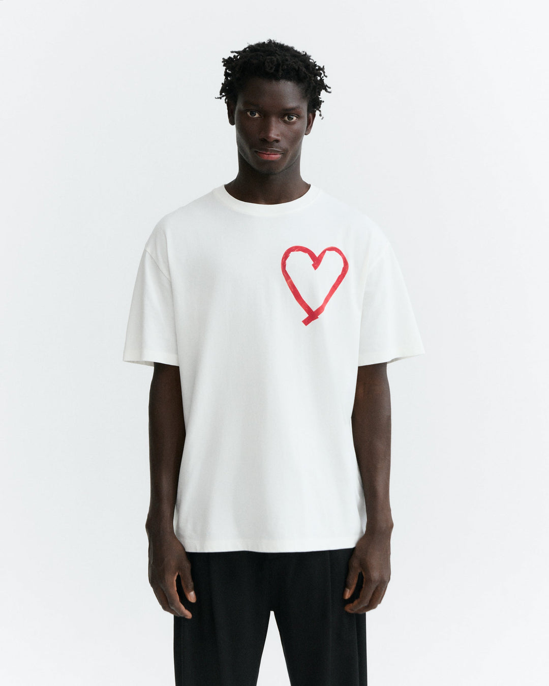 T-Shirt Tape Heart Weiss von Thinking MU, Vorderansicht am Model