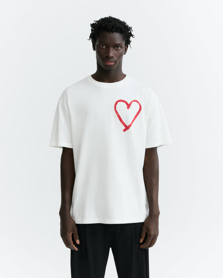 T-Shirt Tape Heart Weiss von Thinking MU, Vorderansicht am Model