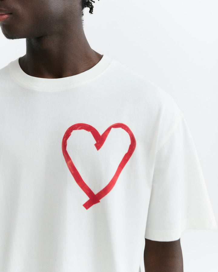 T-Shirt Tape Heart Weiss von Thinking MU, Detail Herz-Print auf der Brust
