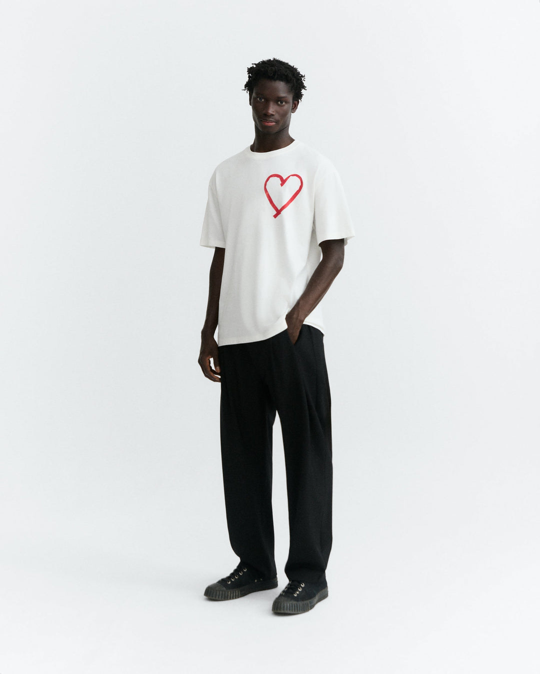 T-Shirt Tape Heart Weiss von Thinking MU, Ganzkörperansicht seitlich