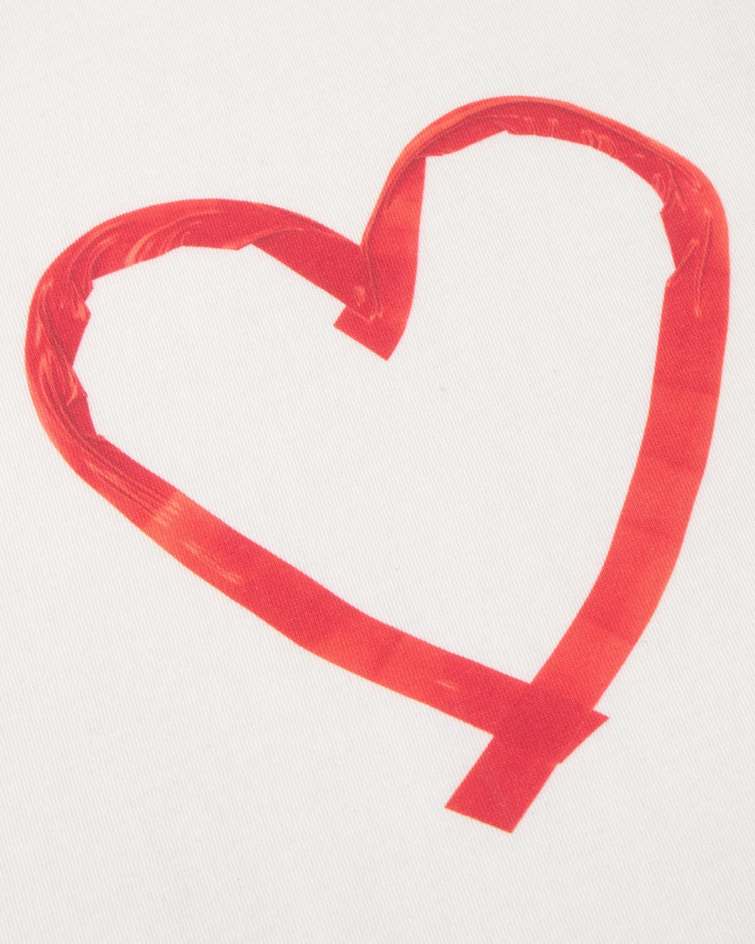 T-Shirt Tape Heart Weiss von Thinking MU, Nahaufnahme Herz-Print