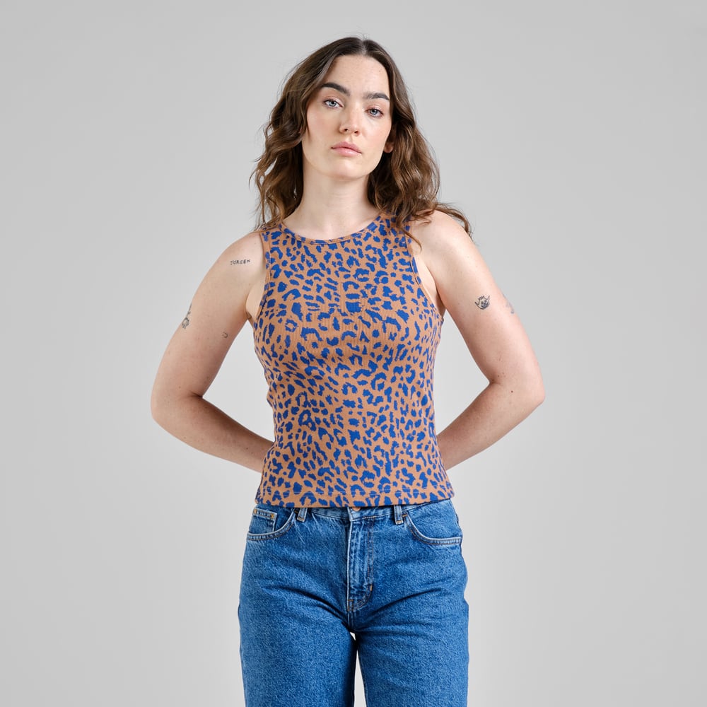 Top Rib Valdermarsvik Leopard Light Brown – Dedicated – Zweiblatt 1