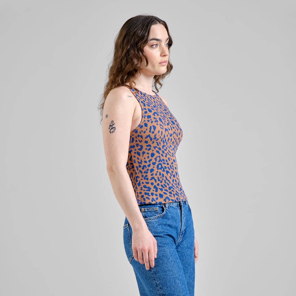 Top Rib Valdermarsvik Leopard Light Brown – Dedicated – Zweiblatt 2