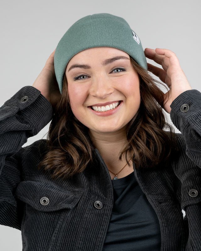 Treeanie Folded Sleek Beanie von Nikin, getragen von einer Frau
