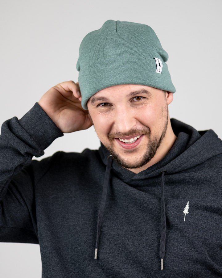 Treeanie Folded Sleek Beanie von Nikin, getragen von einem Mann