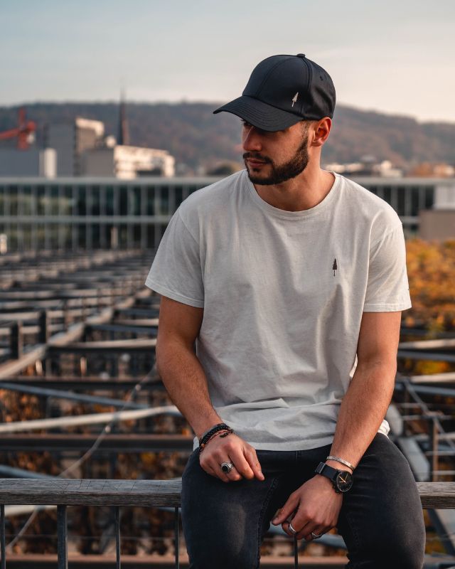 TreeCap Baseball Cap von Nikin, getragen von einem Mann