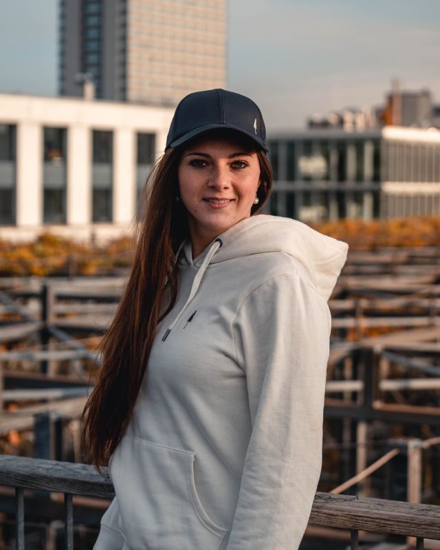 TreeCap Baseball Cap von Nikin, getragen von einer Frau