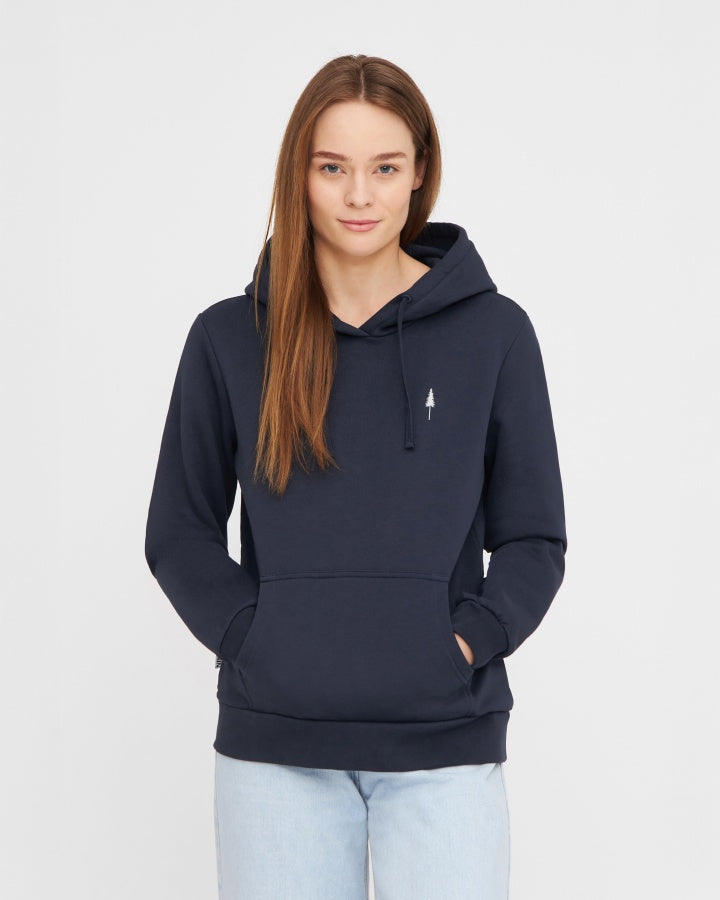 Frau trägt den TreeHoodie Women in Navy von NIKIN