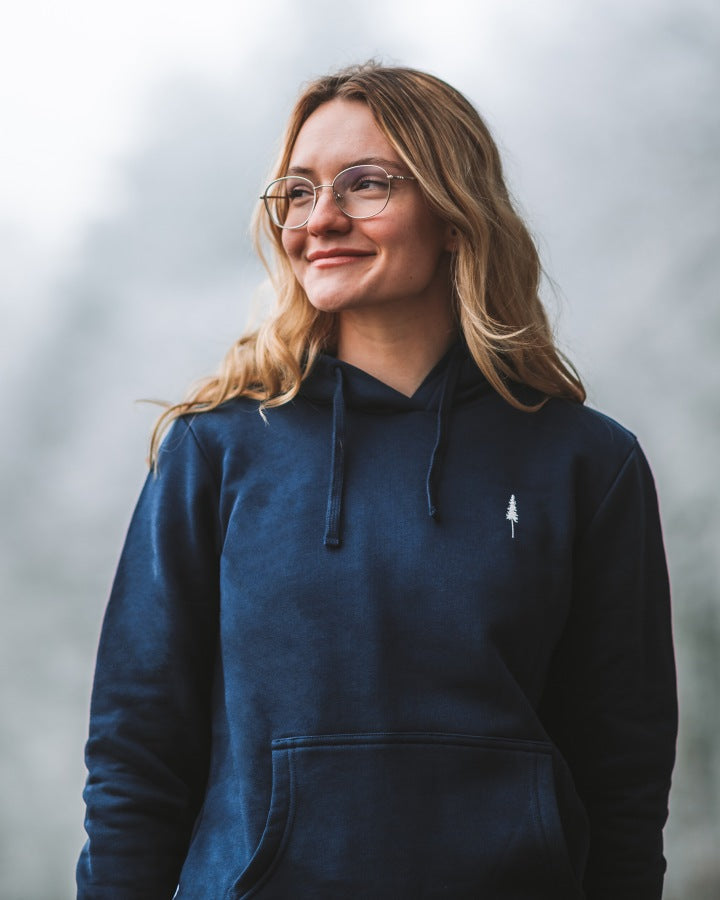 Damen-Hoodie Navy von NIKIN im nebligen Wald