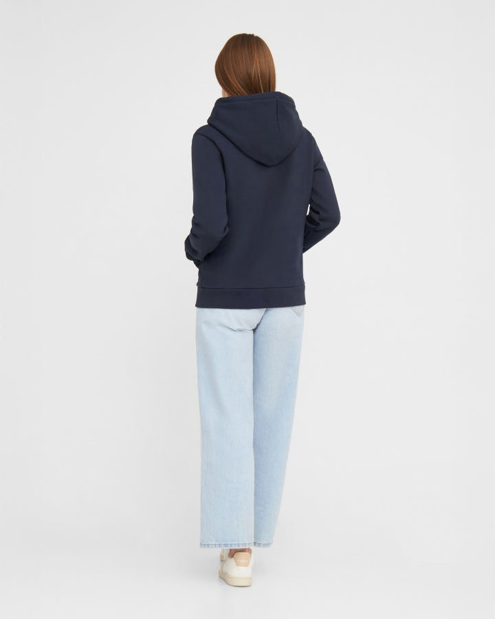 TreeHoodie Women Navy am Model, dritte Ansicht
