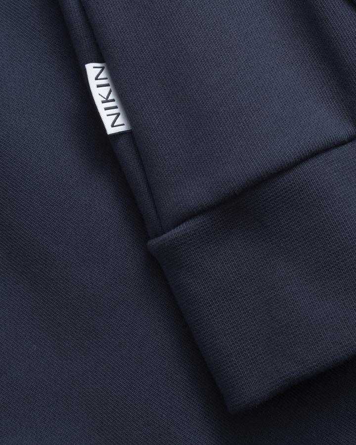 Detail des gestickten Tree-Logos am Damen-Hoodie Navy