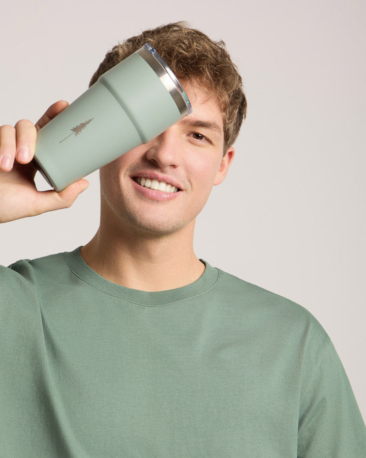 TreeMug Outdoor Turquoise von NIKIN in der Hand