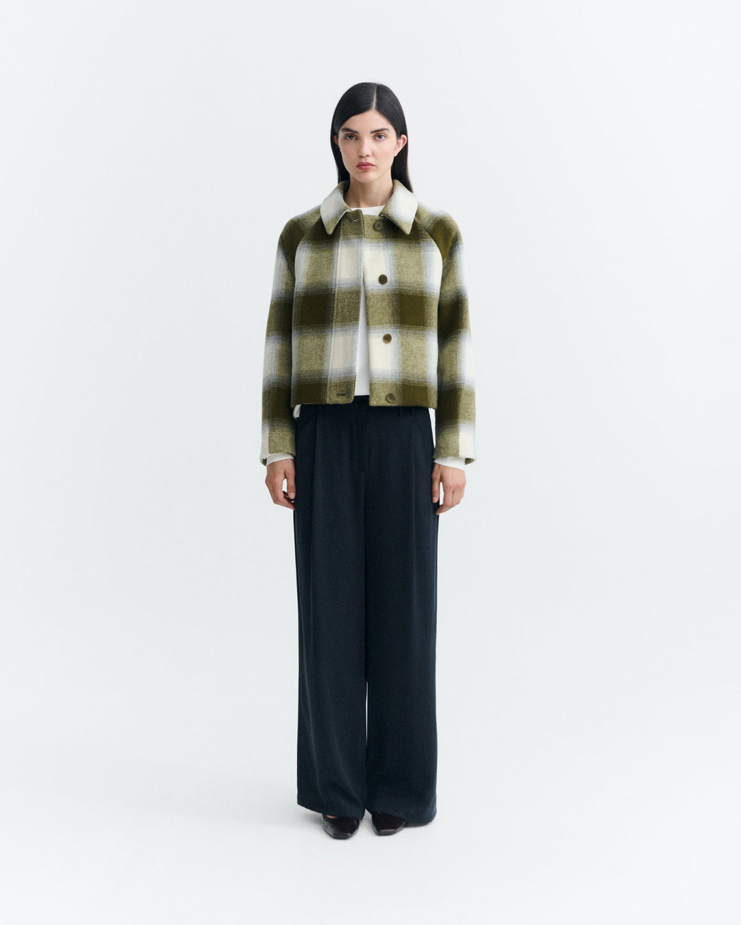 Wolljacke Daria Green Checks von Thinking MU am Model, Ganzkörper von vorne