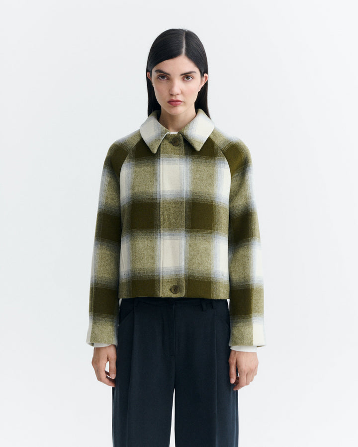 Wolljacke Daria Green Checks von Thinking MU Vorderansicht am Model