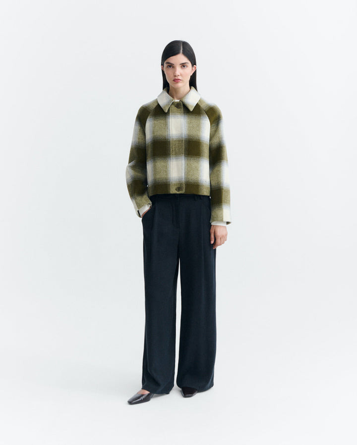 Wolljacke Daria Green Checks von Thinking MU am Model in leicht seitlicher Pose