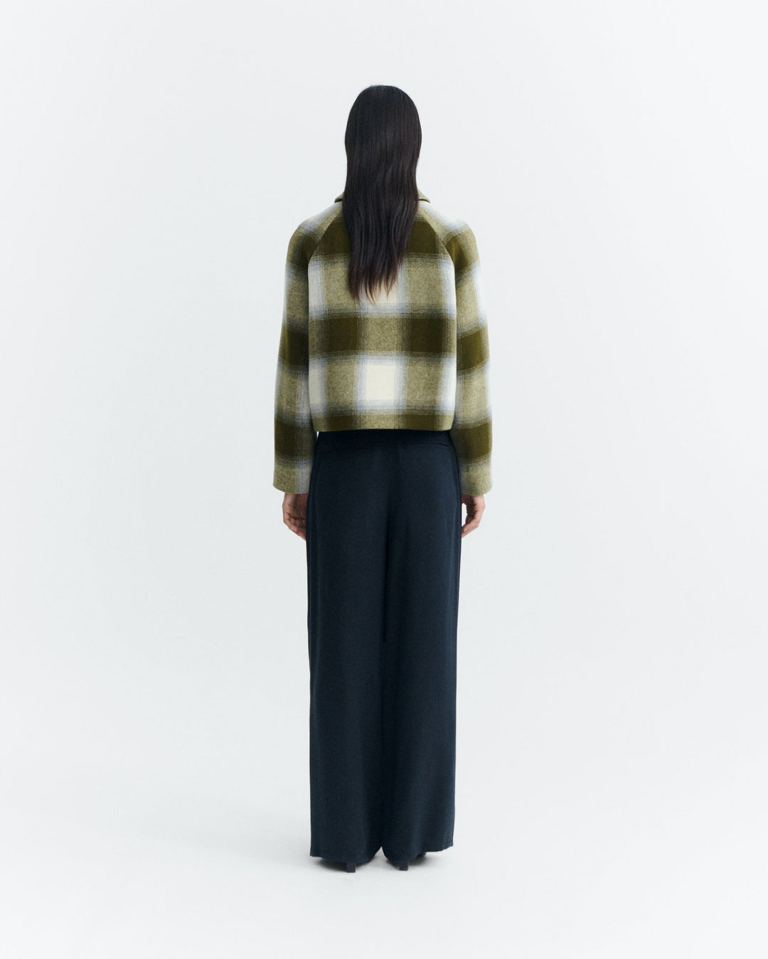 Wolljacke Daria Green Checks von Thinking MU Rückansicht am Model