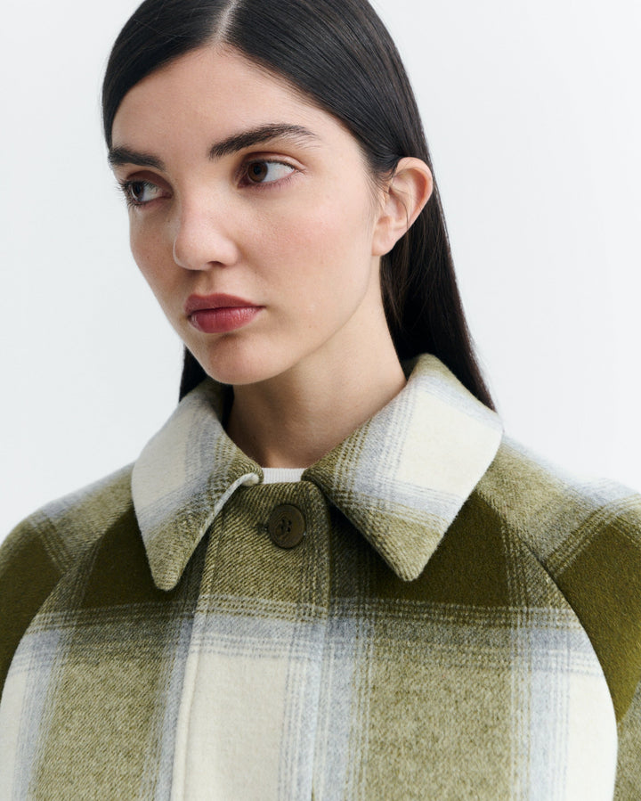 Wolljacke Daria Green Checks von Thinking MU Nahaufnahme Hemdkragen am Model