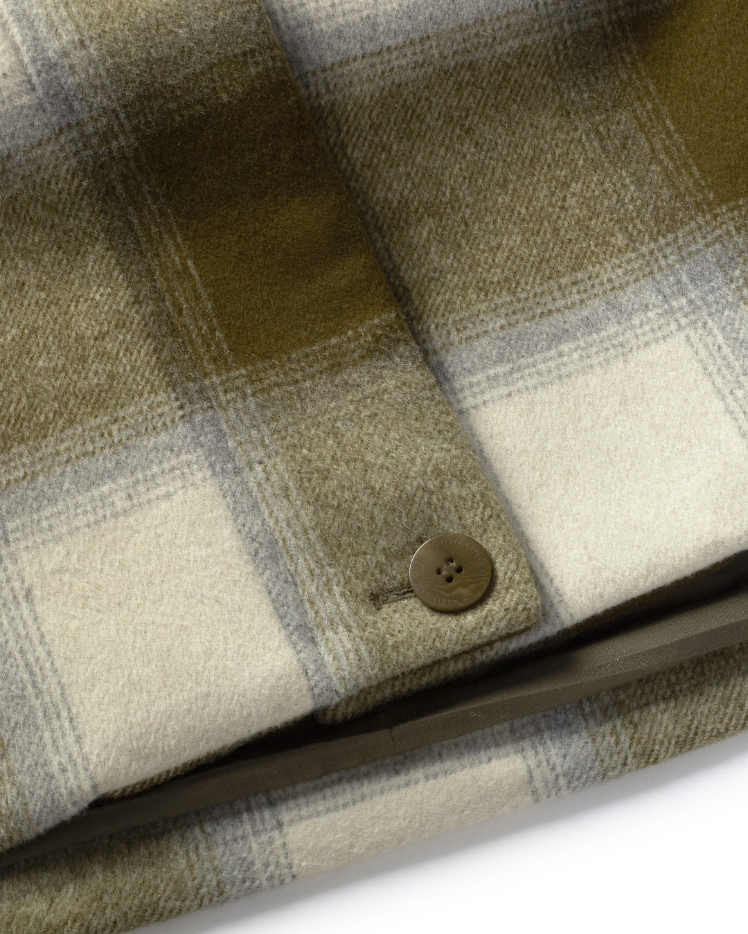 Wolljacke Daria Green Checks von Thinking MU Detail Karostoff und Knopf