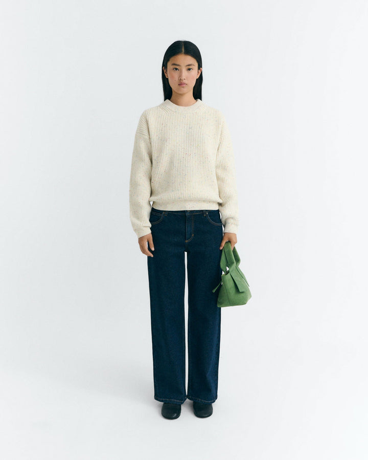 Wollpullover Carmen Ecru Thinking MU, Ganzkörperansicht mit dunkler Jeans