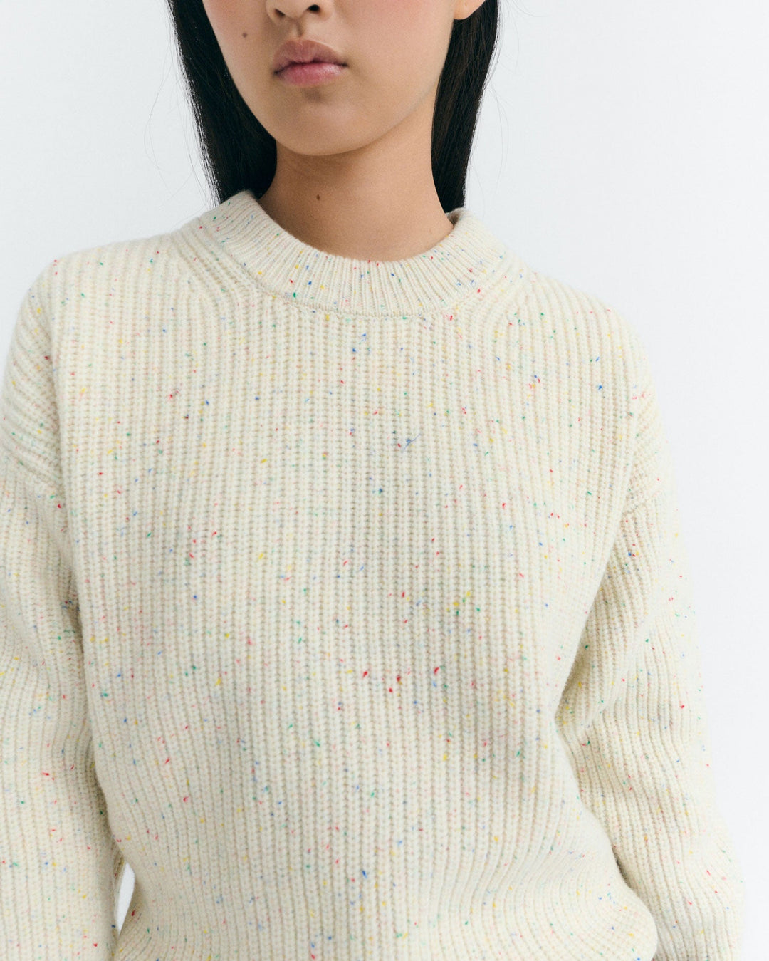 Wollpullover Carmen Ecru Thinking MU, Nahaufnahme Strickstruktur am Model