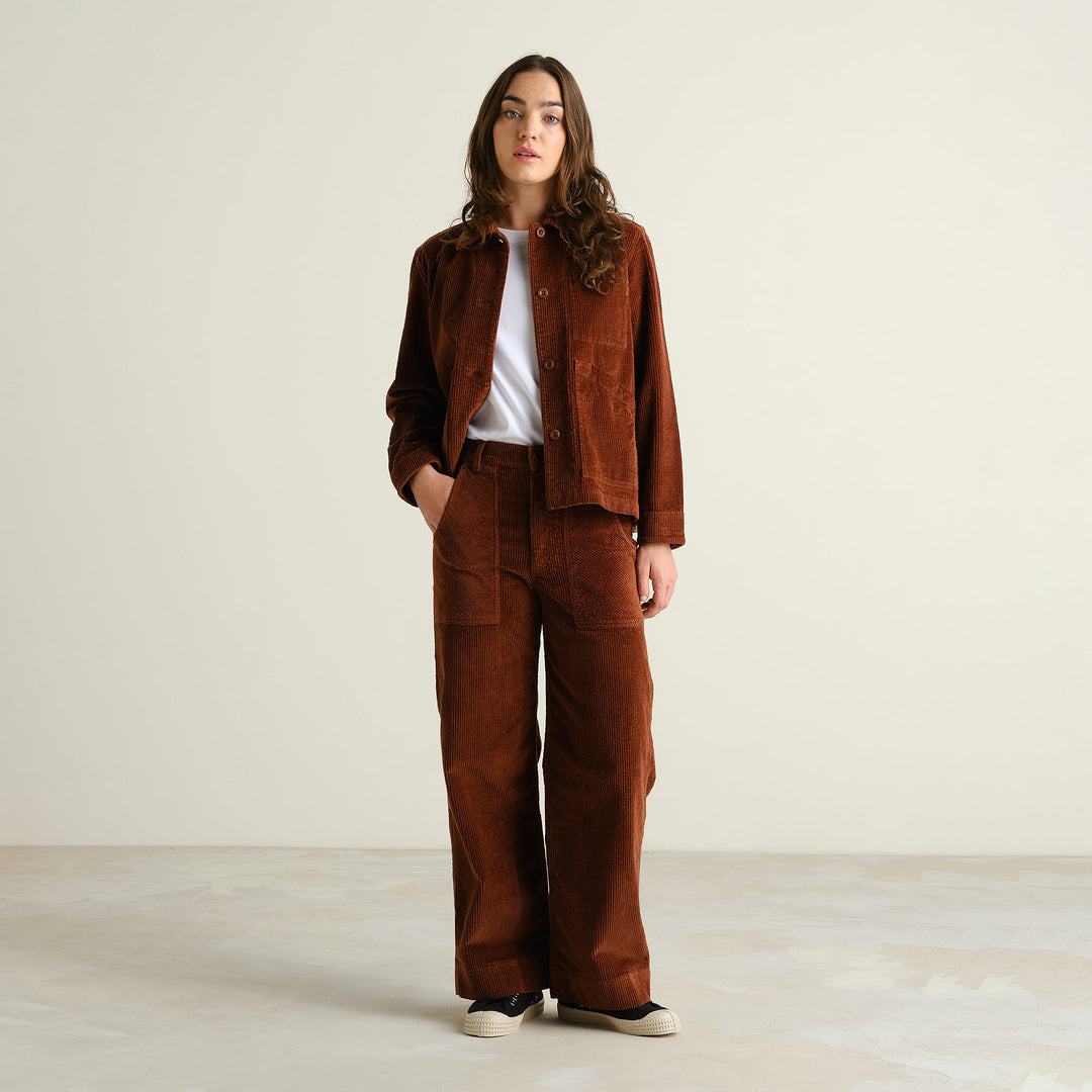 Workwear Pants Vara Corduroy Cappuccino Brown von Dedicated am Model