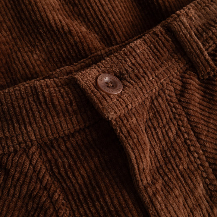 Workwear Pants Vara Corduroy Cappuccino Brown von Dedicated, Detail Knopf