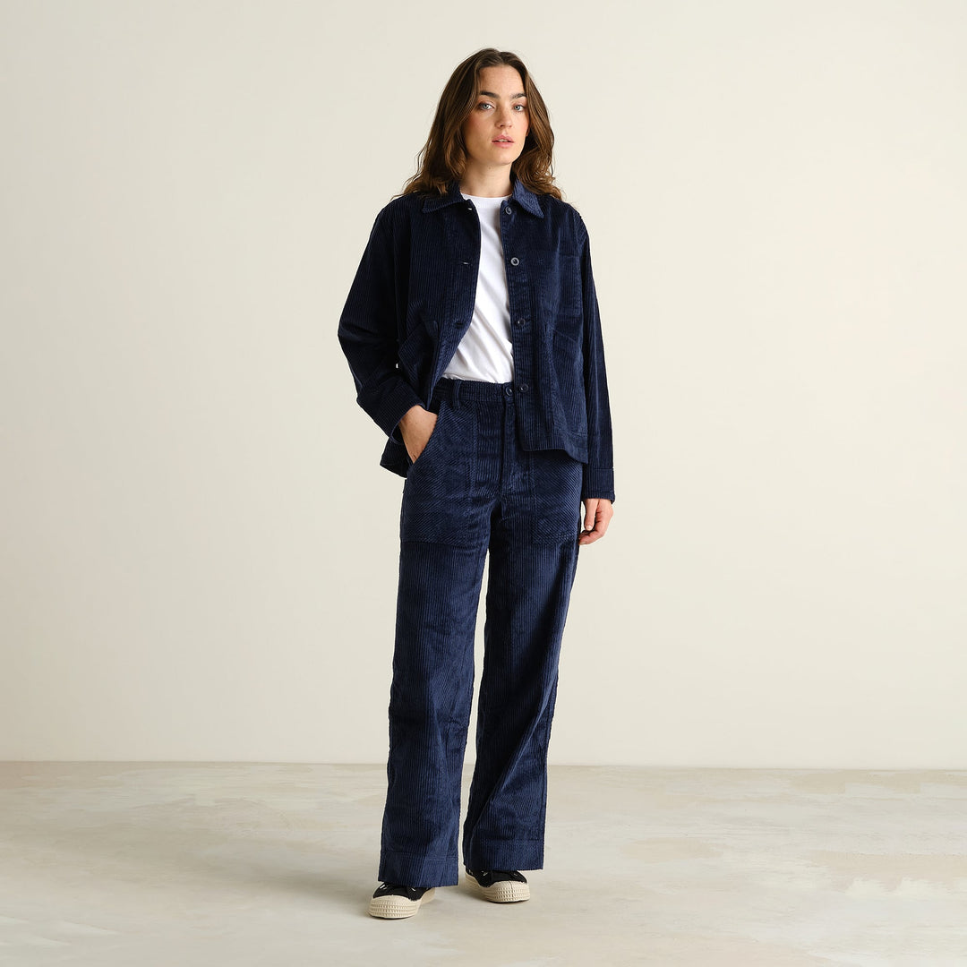 Workwear Pants Vara Corduroy Navy von Dedicated am Model