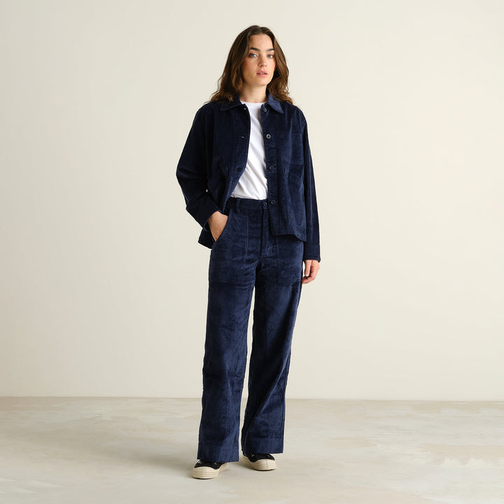 Workwear Pants Vara Corduroy Navy von Dedicated am Model