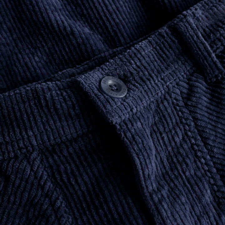 Workwear Pants Vara Corduroy Navy von Dedicated, Detail Knopf