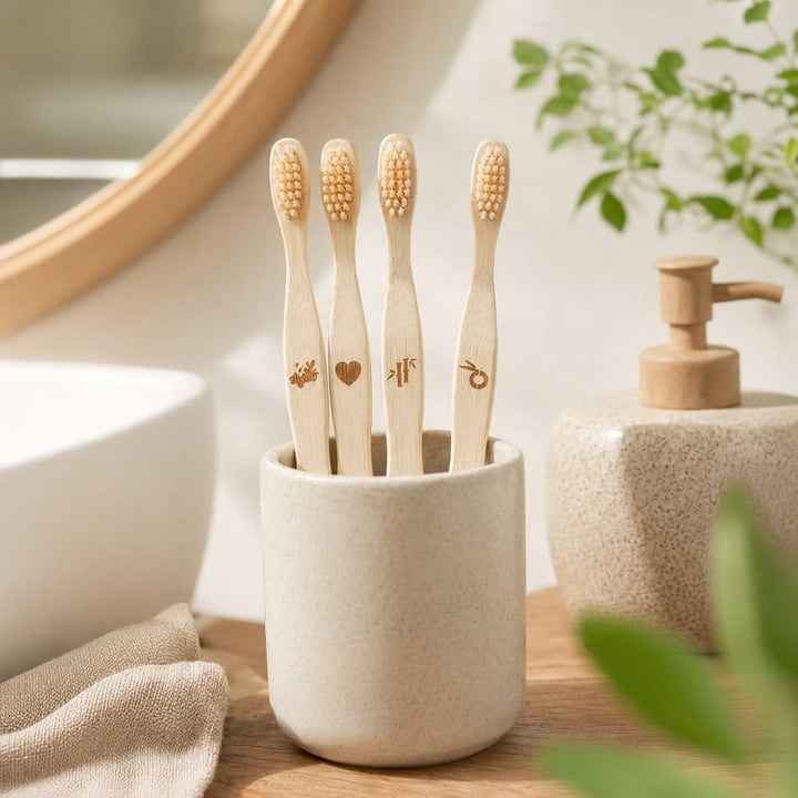Bambus Zahnbuersten Set von pandoo im Becher im Badezimmer
