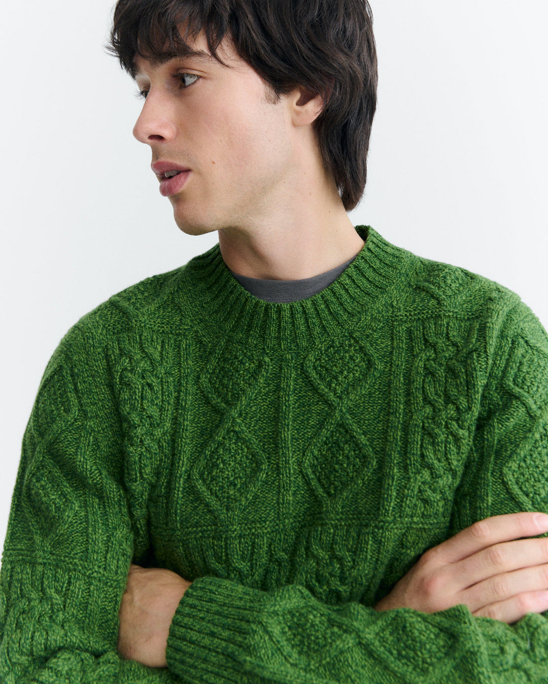 Zopfpullover Rasta Grün von Thinking MU, Nahaufnahme Zopfmuster am Model