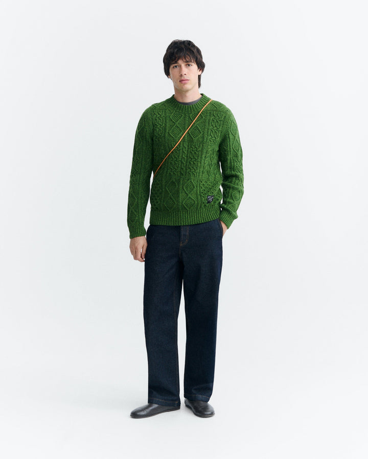 Zopfpullover Rasta Grün von Thinking MU, Ganzkörperansicht am Model