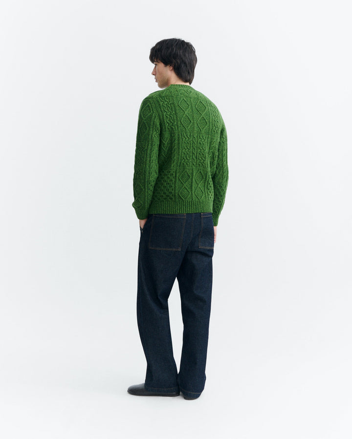 Zopfpullover Rasta Grün von Thinking MU, Seitenansicht am Model