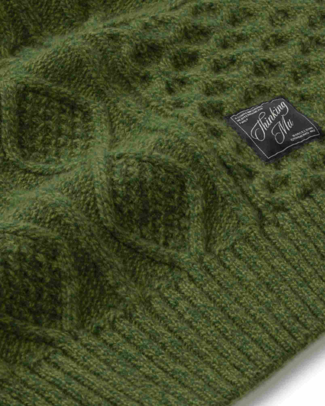 Zopfpullover Rasta Grün von Thinking MU, Detail Zopfmuster mit Label