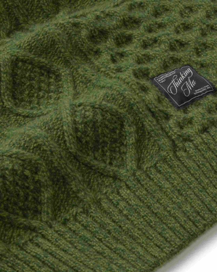 Zopfpullover Rasta Grün von Thinking MU, Detail Zopfmuster mit Label